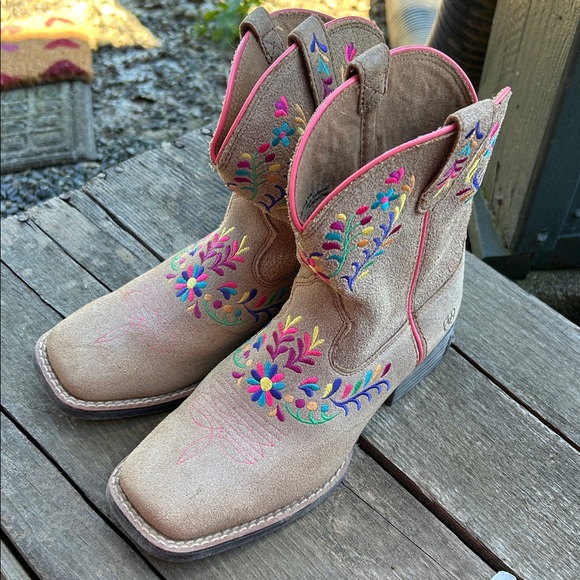 Ariat Other - ARIAT “Wiggle Room” kids western boots sz: 2.5 - floral embroidery